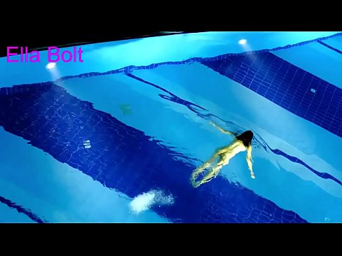 ❤️ Ik kin net ophâlde te sjen, jonge blonde fongen neaken swimmen yn ELLA BOLT resort pool ❤️❌ Kwaliteitsporno by wy ❌❤